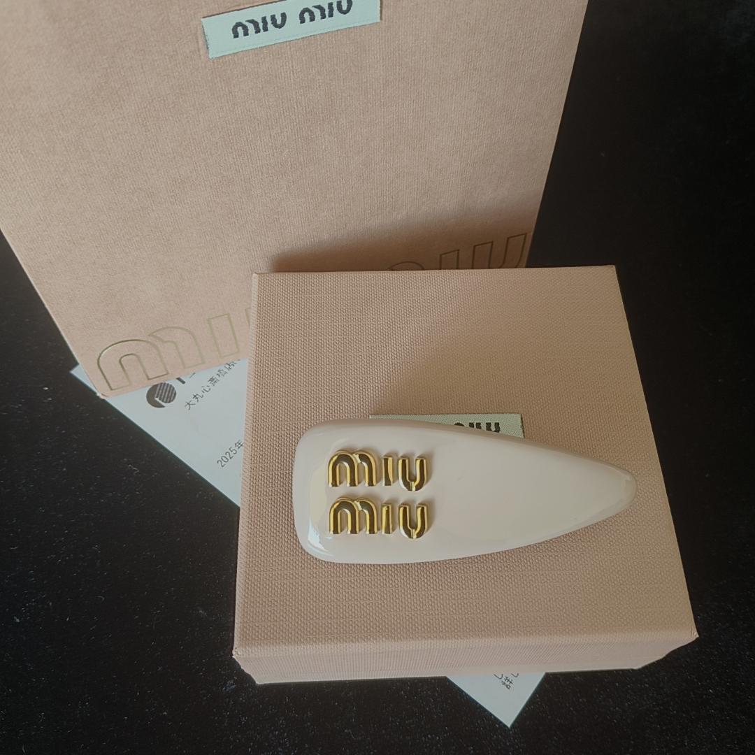 ☆Miumiuパテントレザーヘアクリップ