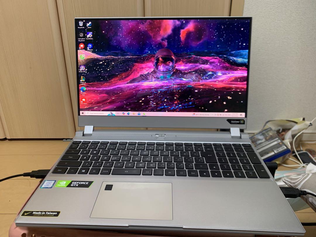 GIGABYTE AERO 15 4K壊れたキーボード. 破損したバッテリー