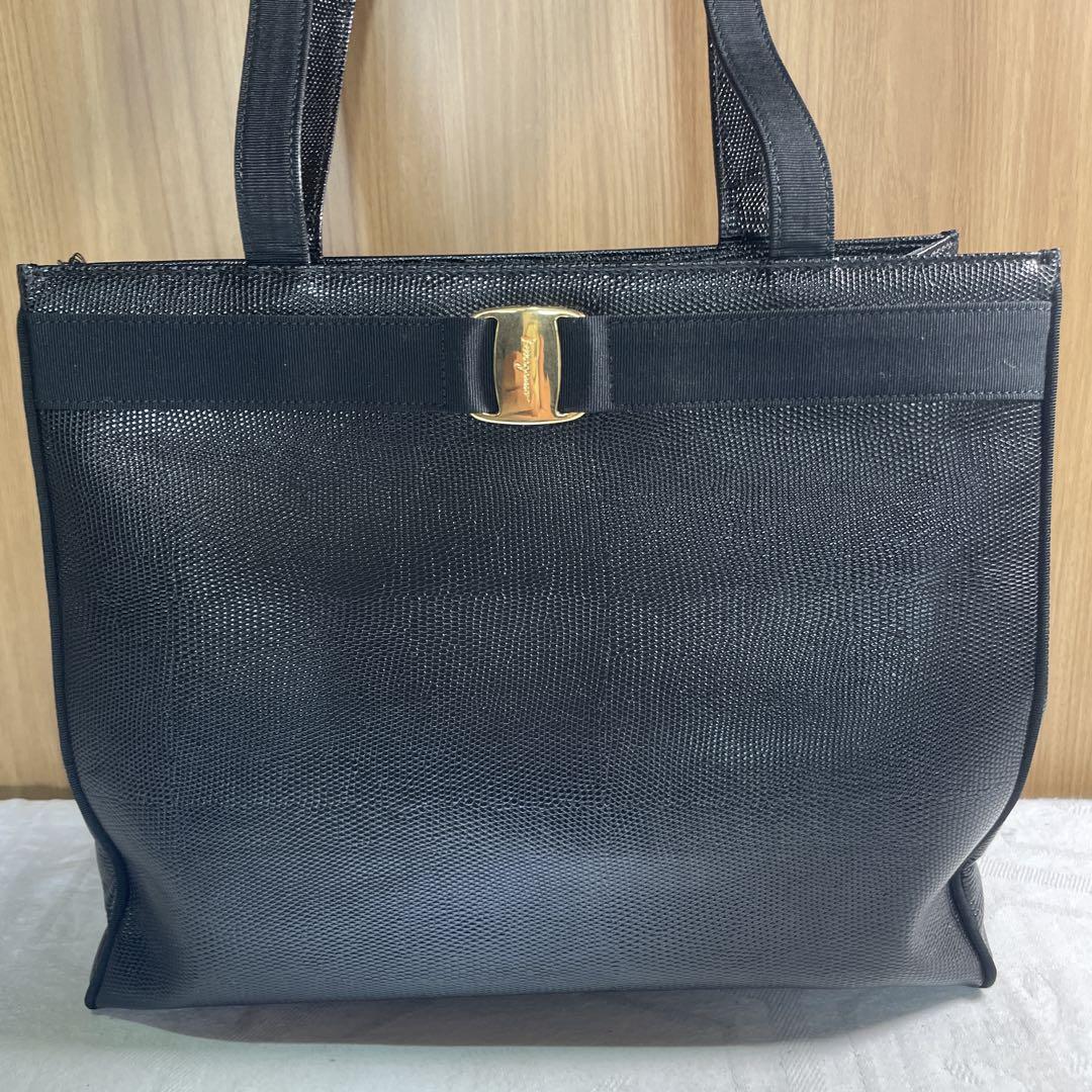 Salvatore Ferragamo】リザード型押しトートバッグ ブラック