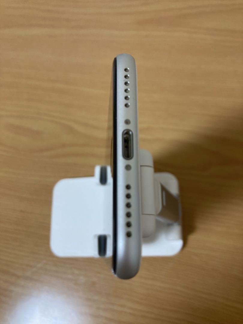 iPhone SE 第二世代 64GB ホワイト 美品 SIMロック解除済 ①