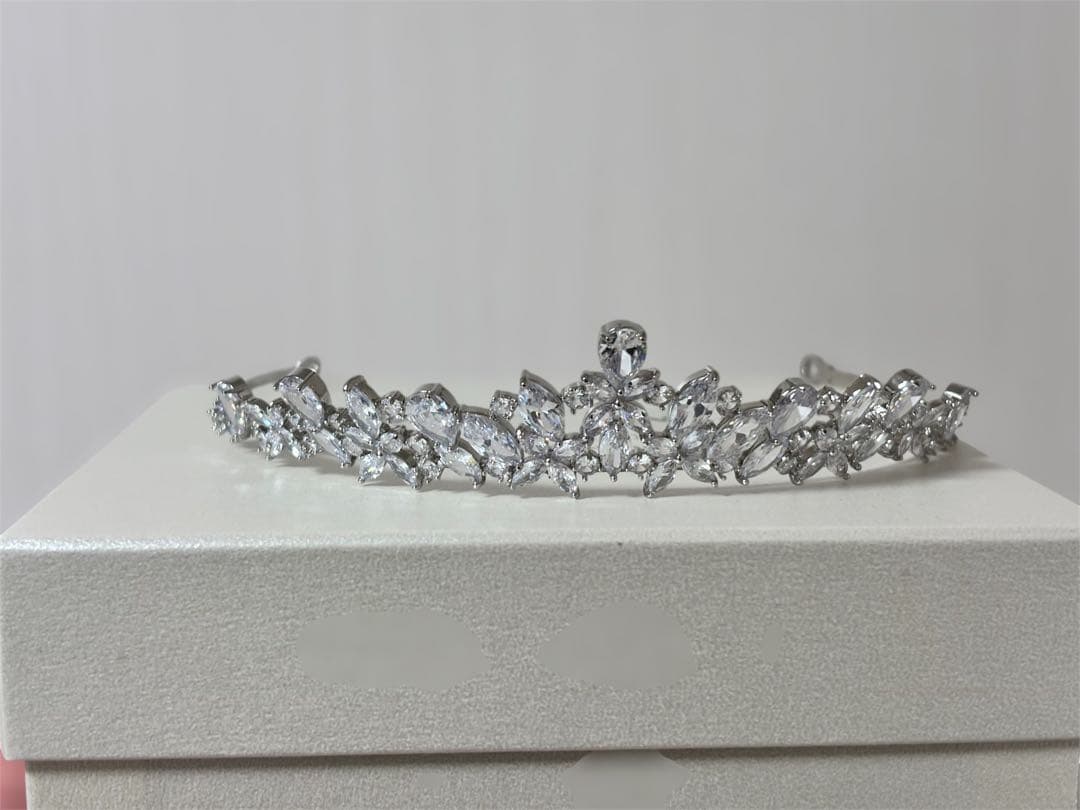 シルバークリスタルティアラ目立った傷や汚れなし