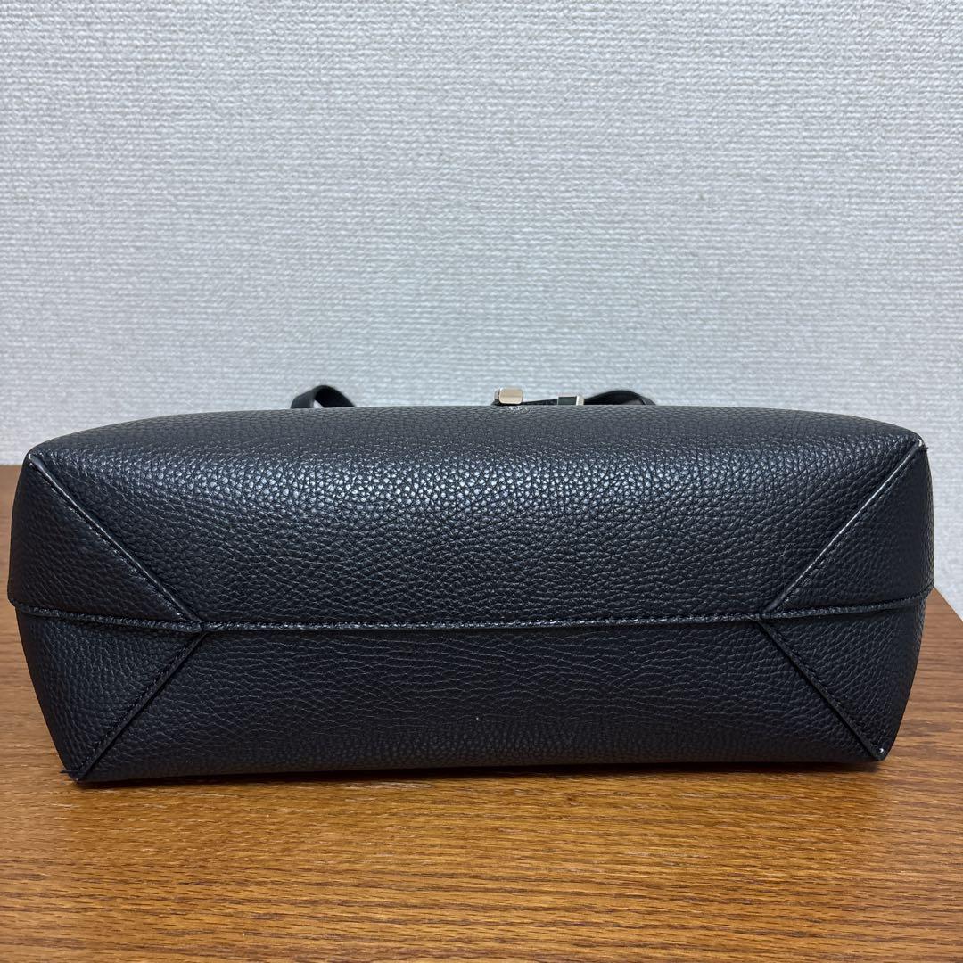 GUESS リバーシブルトートバッグ　バッグインバッグ ショルダーバッグ GUESS リバーシブルトートバッグ バッグインバッグ ショルダー