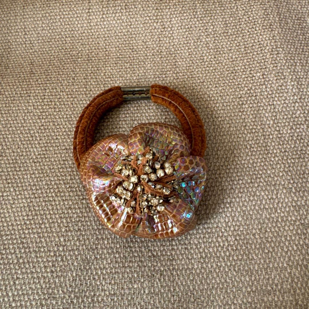 acca 花モチーフ ヘアゴム ブラウン