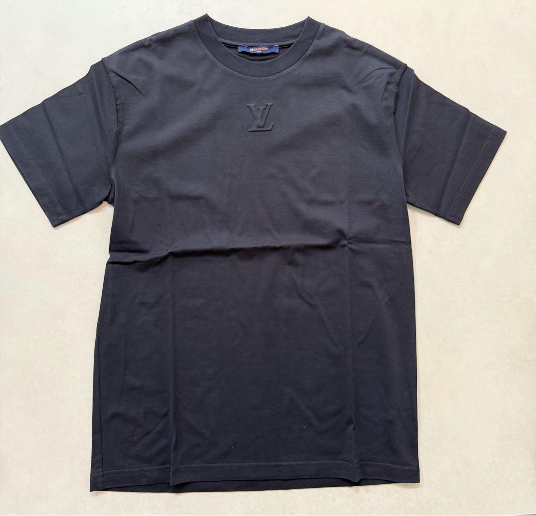 シンプルで着やすい♪【LOUISVUITTON】LVエンボスTシャツ LOUIS VUITTON(ルイヴィトン) / LVエンボスロゴ/Tシャツ/XL