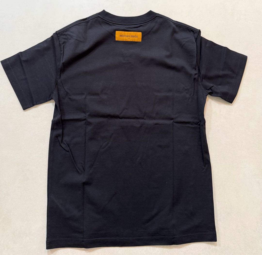 【シンプルロゴ /黒系】Louis Vuitton LVエンボスTシャツ 今日特価】Louis Vuitton 立体エンボス T シャツ（B/W/G）/LV