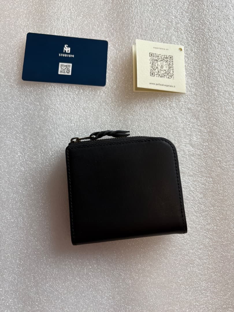 100％品質保証。 STUDIUM Lファスナー二つ折り財布 イタリアンレザー AirTag対応目立った傷や汚れなし