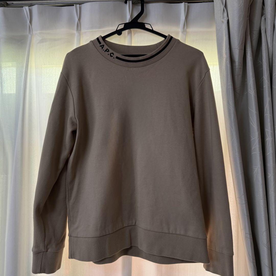 A.P.C. ロゴ入りベージュトレーナー