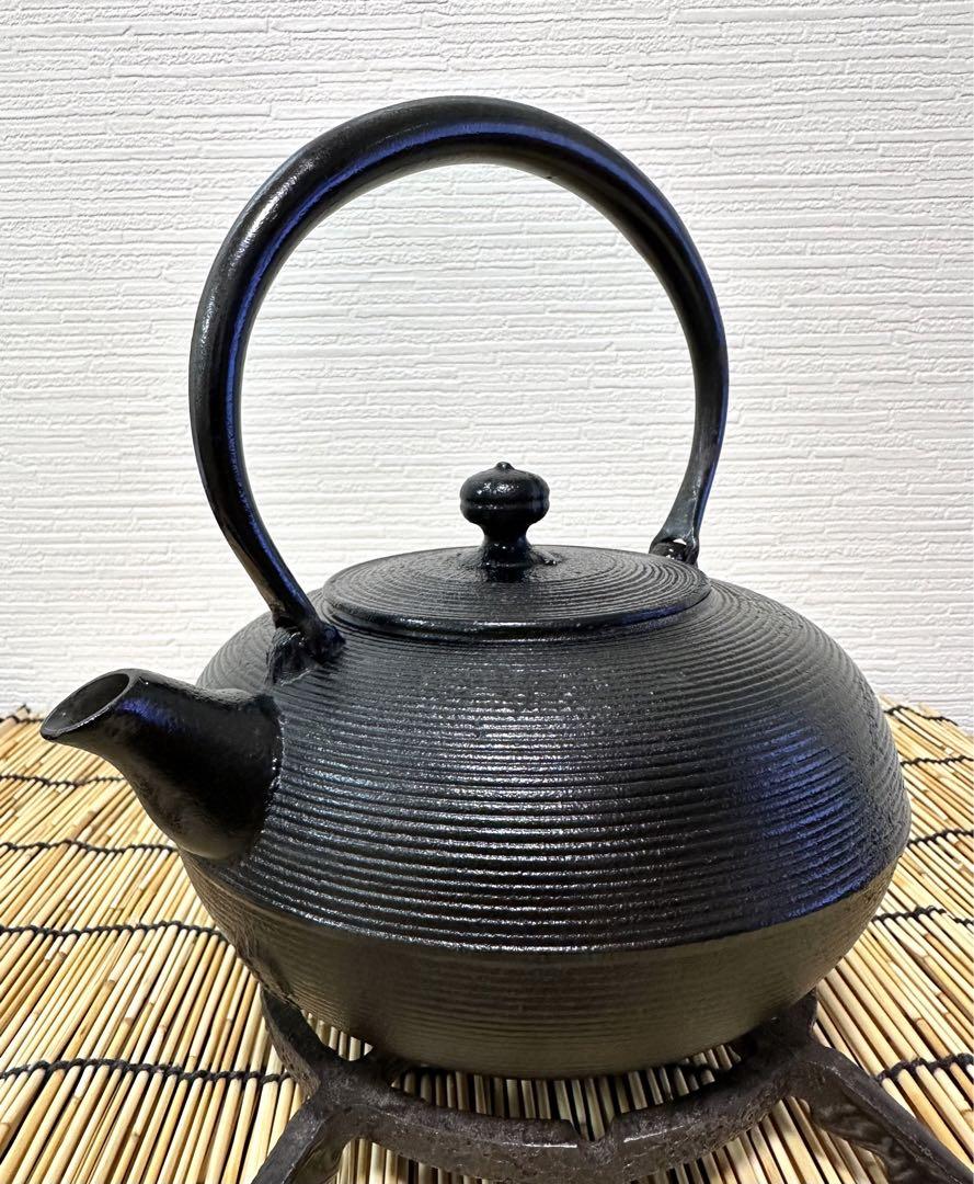 新品、供箱付　南部及春南部宝星堂造　１３型糸目　鉄瓶　南部鉄瓶　南部鉄器　鉄瓶 未使用品 南部宝星堂造 13型 糸目肌 南部鉄瓶 南部鉄器 鉄瓶