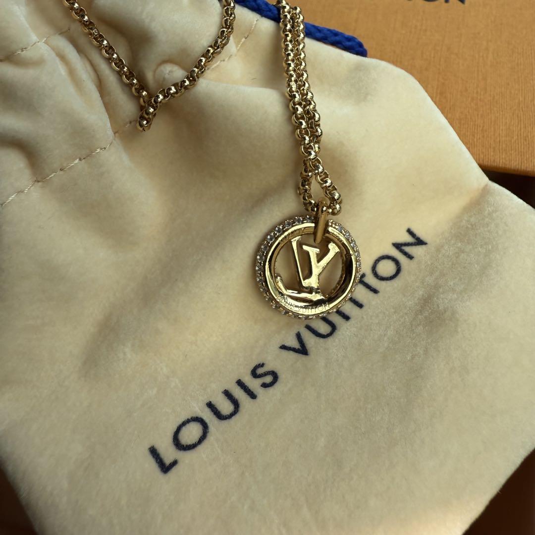 Louis Vuitton ロゴペンダントネックレス