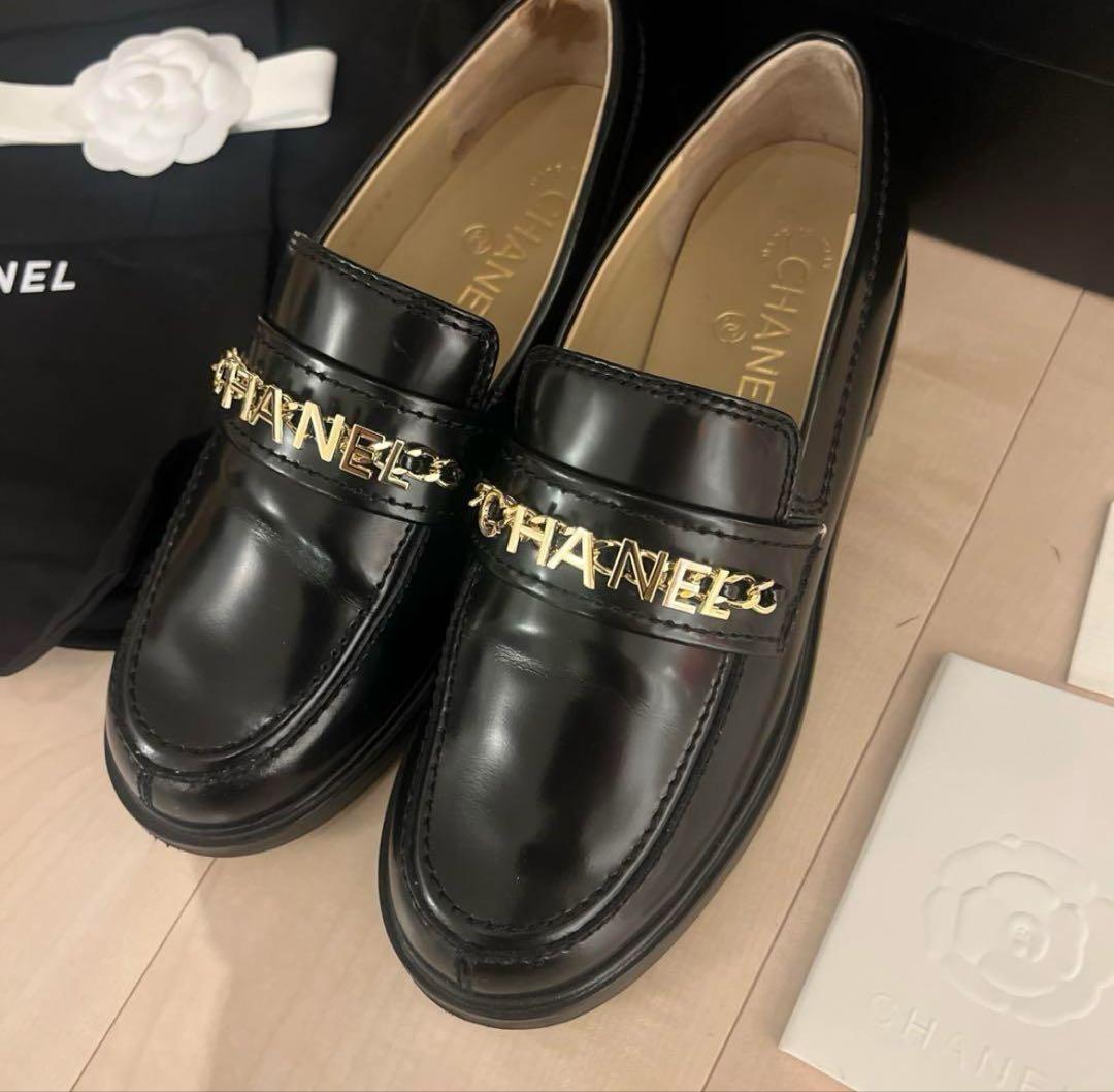 CHANEL ブラックレザー ローファー ローファー - シャイニー カーフスキン、ストラス & メタル