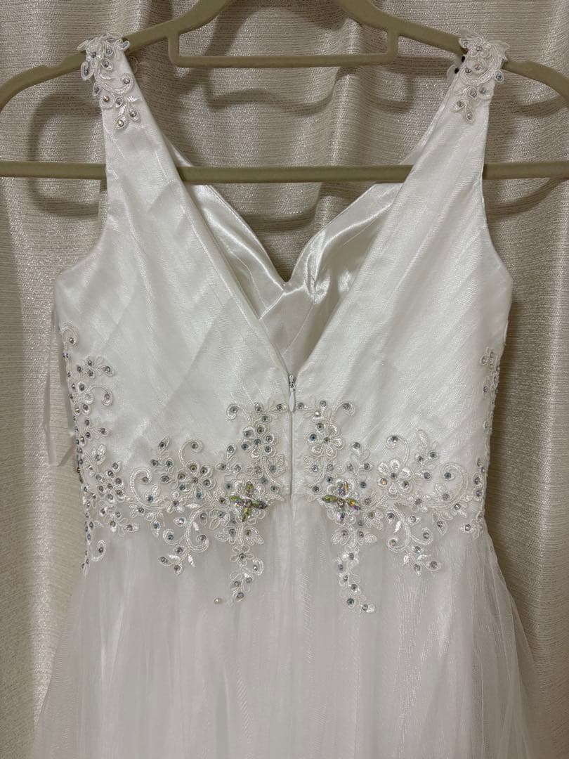 ホワイト ビーズ装飾 Aラインドレス