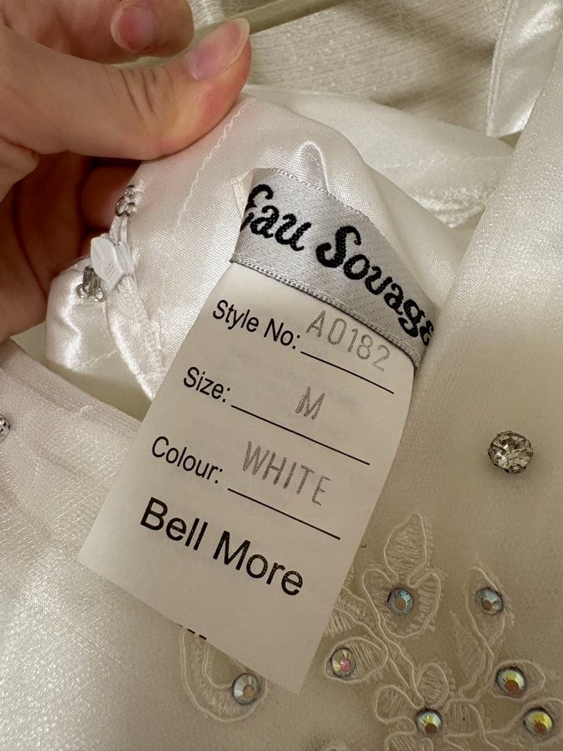 ホワイト ビーズ装飾 Aラインドレス