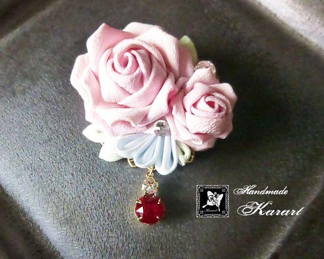 正絹 つまみ細工 ピンクの薔薇 揺れるスワロフスキーのブローチ