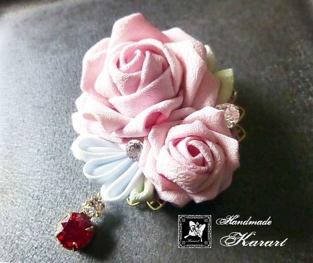 正絹 つまみ細工 ピンクの薔薇 揺れるスワロフスキーのブローチ