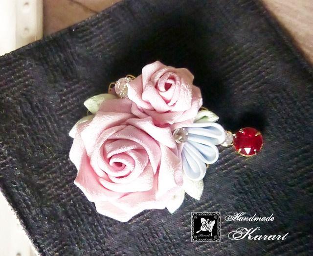 正絹 つまみ細工 ピンクの薔薇 揺れるスワロフスキーのブローチ