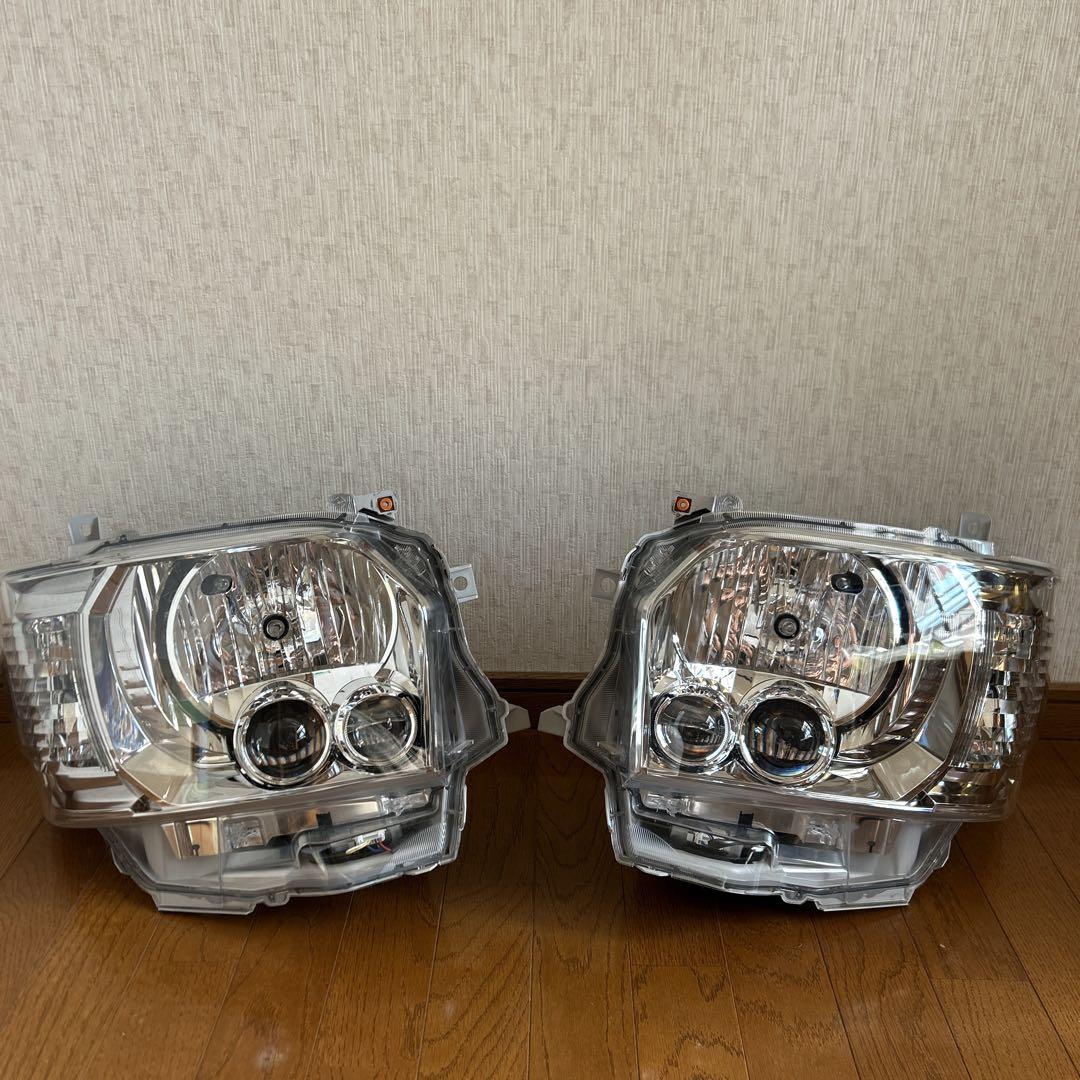 g*d様 ハイエース　ダークプライム　ヘッドライト純正品　A3