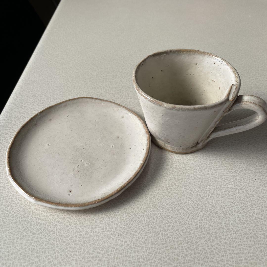 ナチュラル陶器のカップとソーサーセット