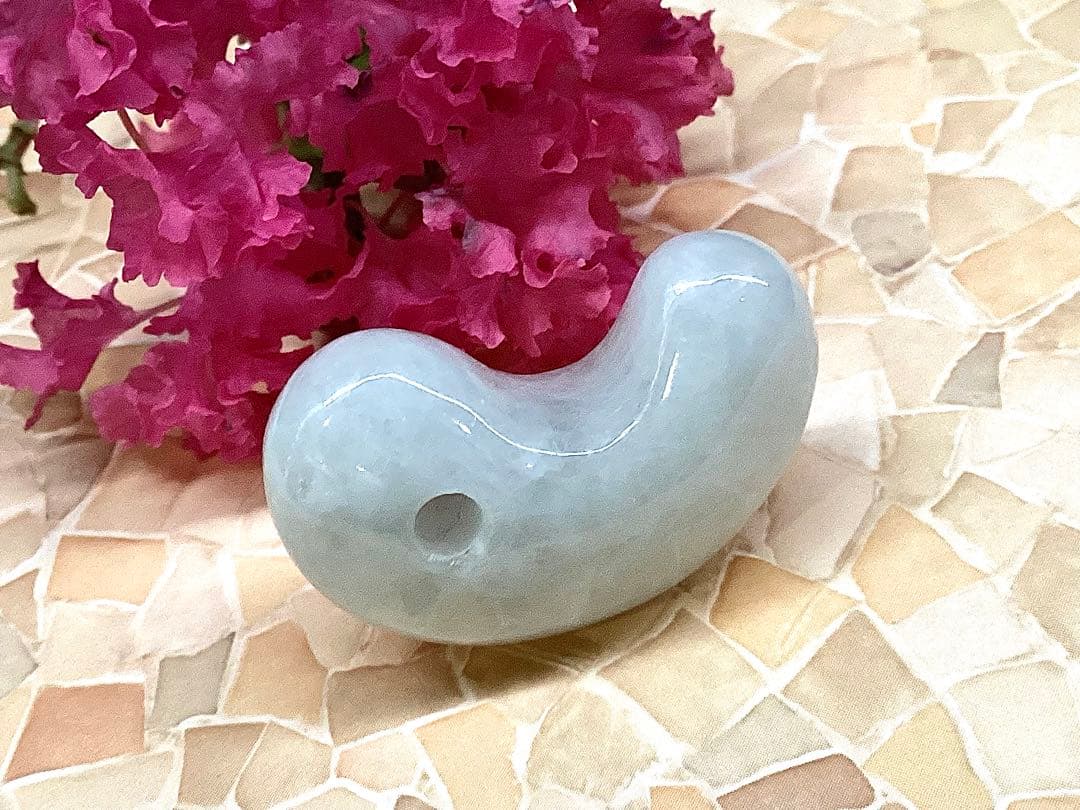 ✳買って損無し‼️氷肌アイスジェイド糸魚川翡翠　本物硬玉勾玉　守護石お守り鑑別書付 ✳買って損無し‼️氷肌アイスジェイド糸魚川翡翠 本物硬玉勾玉 守護