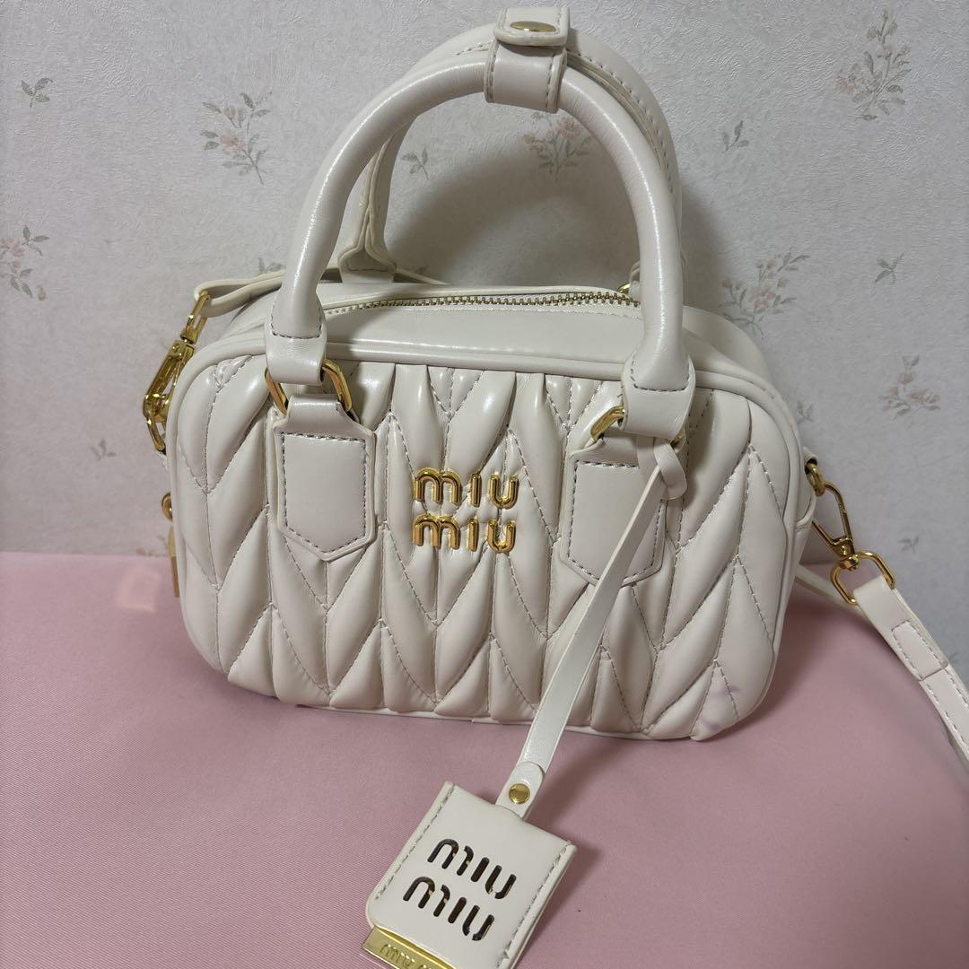 miu miu ホワイト キルティングハンドバッグ 楽天市場】ミュウ Miu ハンドバッグ バッグ エナメル