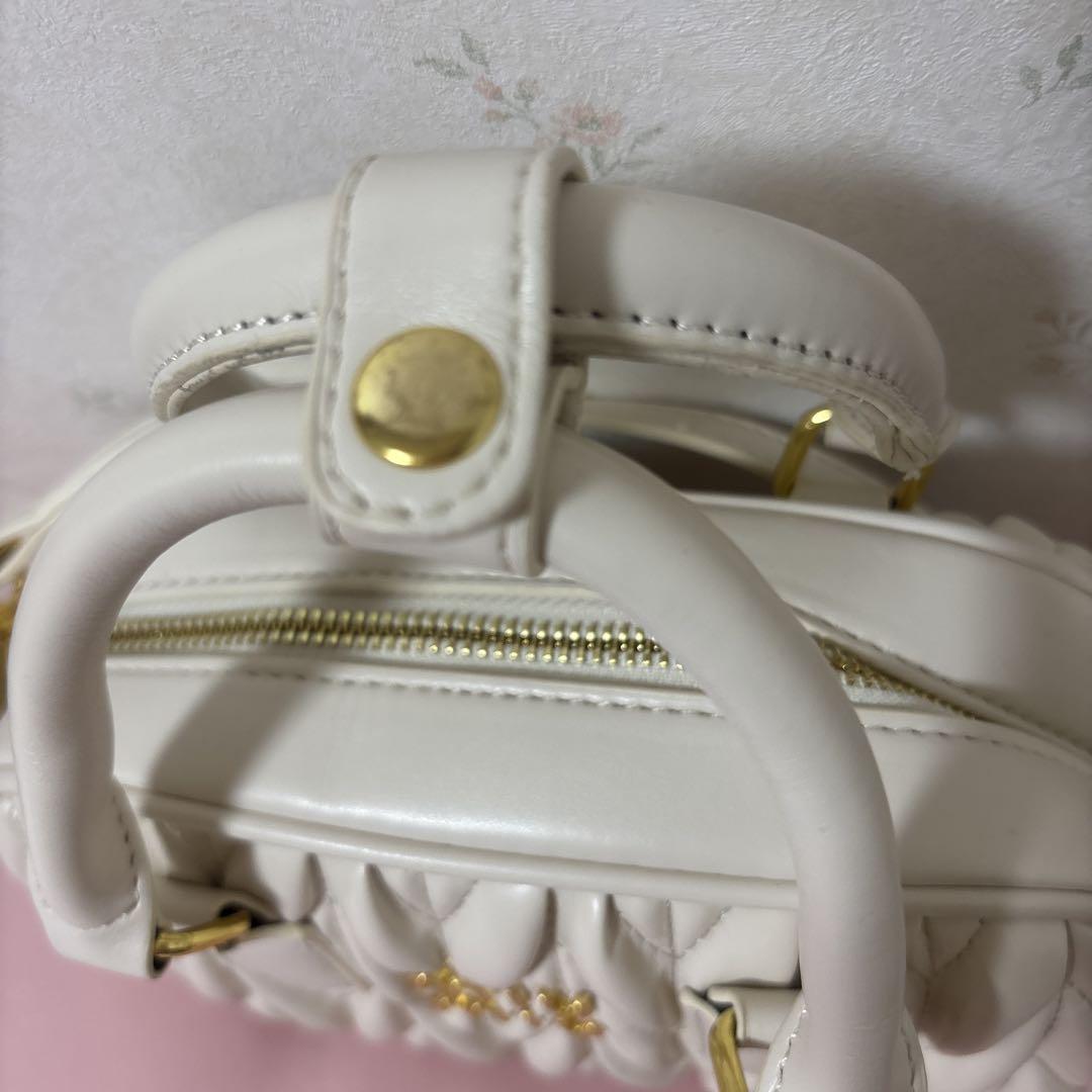 miu miu ホワイト キルティング ショルダーバッグ - メルカリ