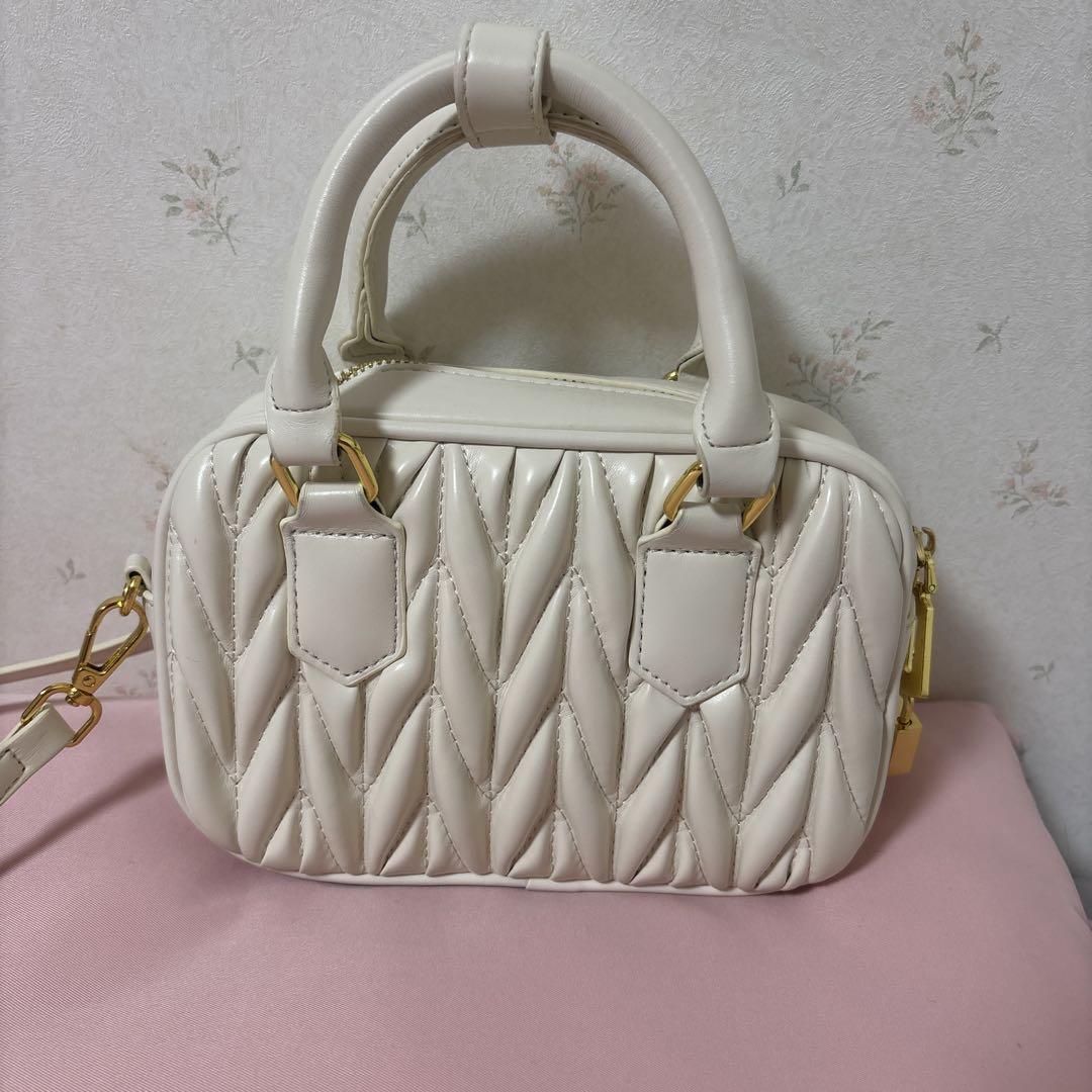 miu miu ホワイト キルティング ショルダーバッグ - メルカリ