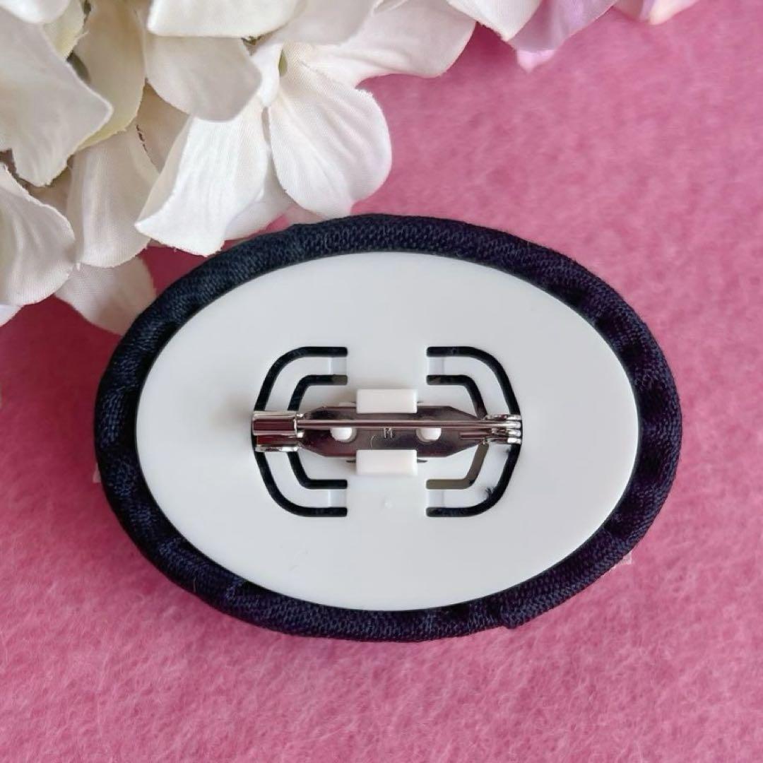 【感謝♡sale】リボン刺繍ブローチ　ハンドメイド　くるみボタン　2個 感謝 sale】 ハンドメイド 2個 リボン刺繍ブローチ くるみボタン