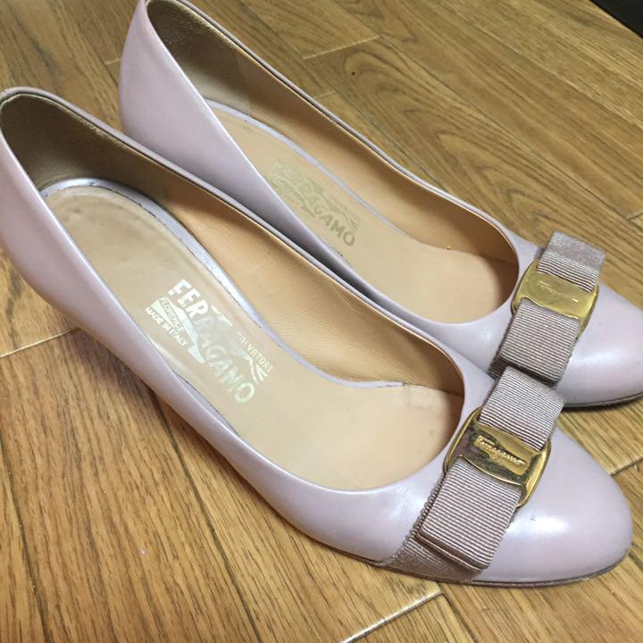 フェラガモ パンプス 24.5 ベージュ ピンクベージュ ロゴ ラウンドトゥ Salvatore Ferragamo - サルヴァトーレ フェラガモ パンプス