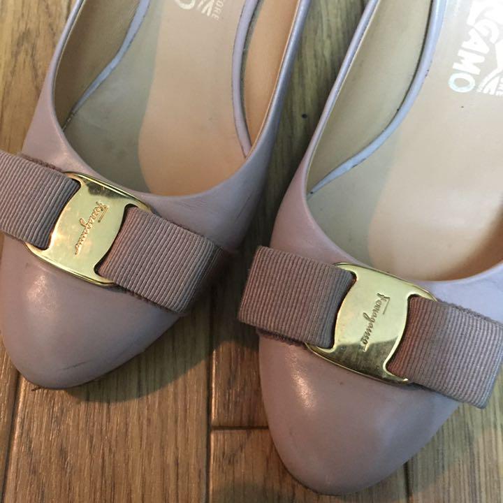 フェラガモ パンプス 24.5 ベージュ ピンクベージュ ロゴ ラウンドトゥ お値下げフェラガモ Ferragamo パンプス 24.5ベージュ