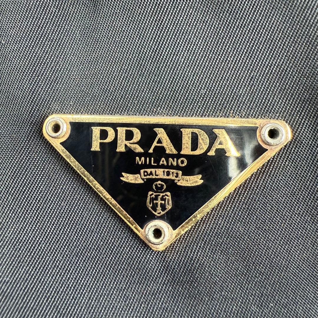 ゴールド三角ロゴ 黒