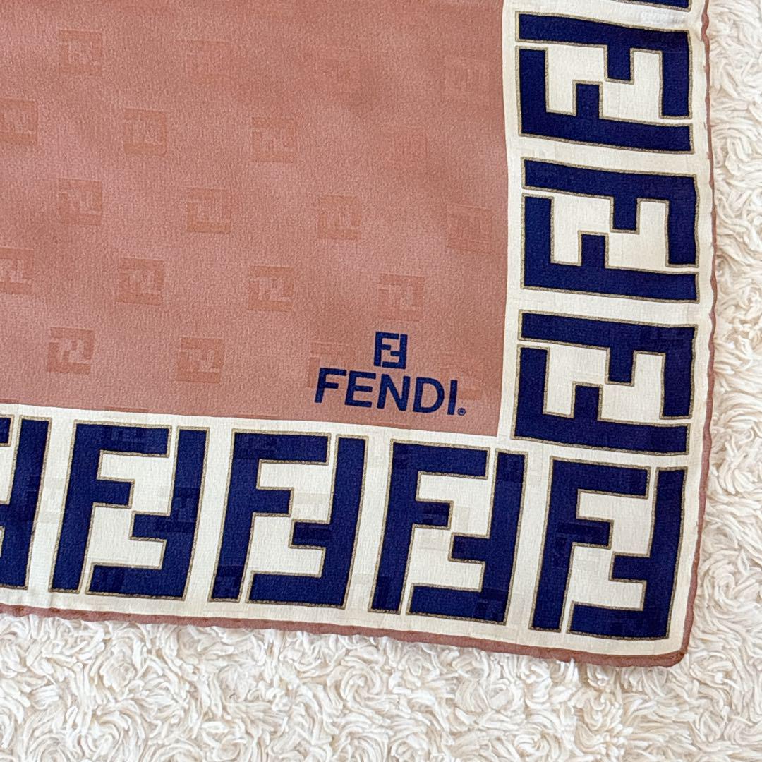 希少 FENDI フェンディ シルク100% ペイズリー柄&総柄 大判スカーフ 希少✨FENDI フェンディ シルク スカーフ ブラウン ズッカ柄 総