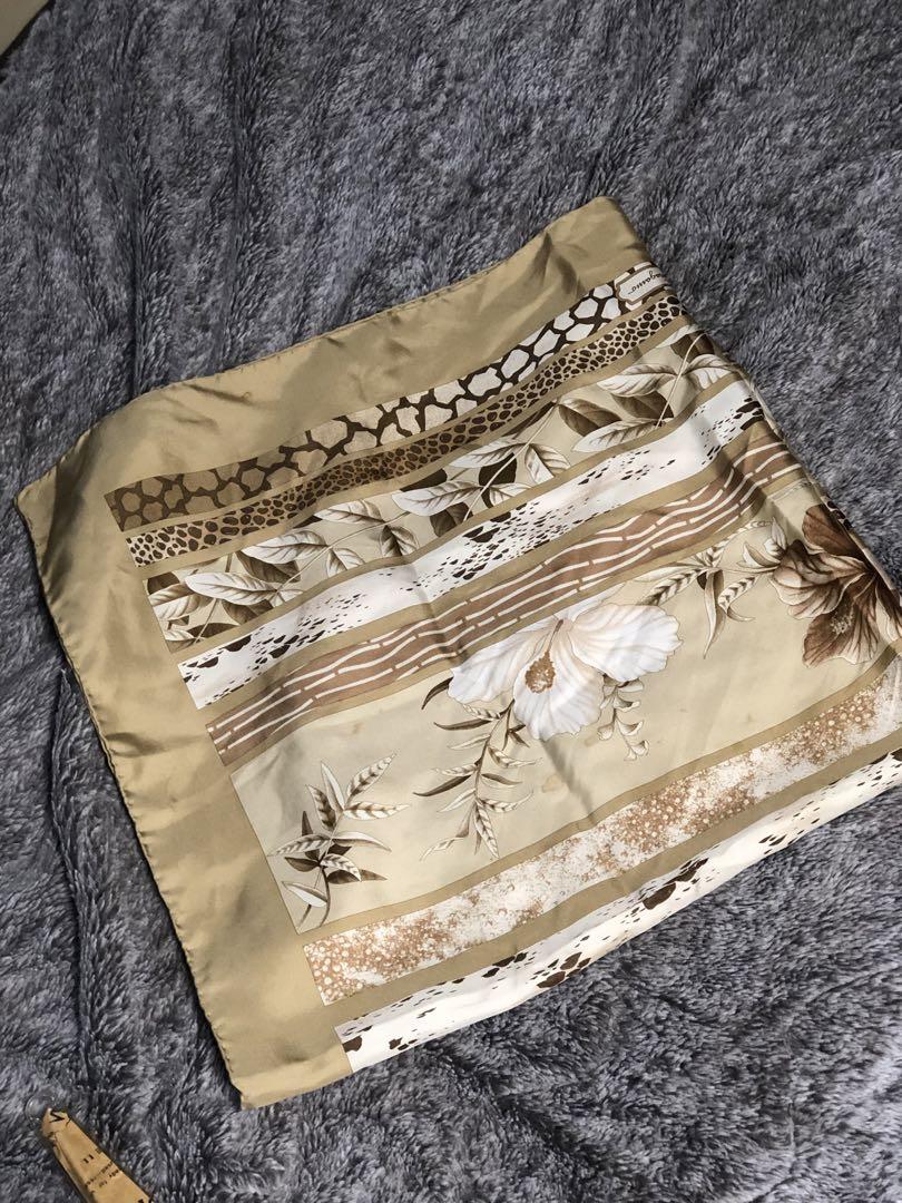 Salvatore Ferragamo 花柄シルクスカーフ ゴールド ストール 4,817円