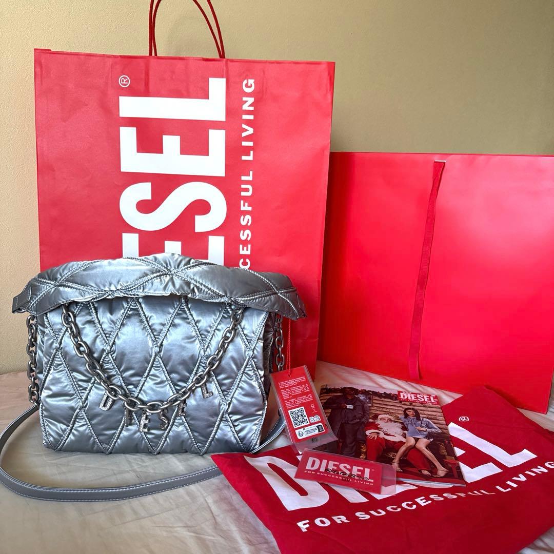 Dieselショルダーバッグ Mレタリングチャームが特徴的なCHARM-DDIESEL