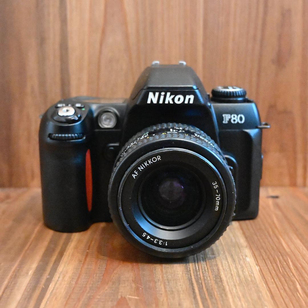 （訳ありセール 格安） 美品！】Nikon F80D＋標準レンズ+プロストラップ＋付属品 フィルムカメラ