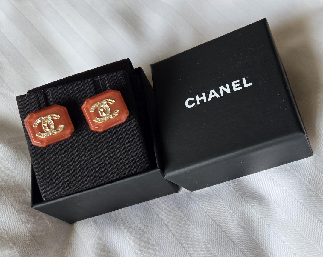 2023AW シャネル CHANEL ピアス ゴールド ロゴ レジンベース