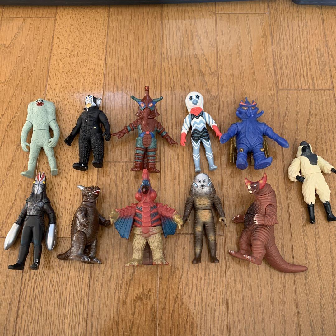 ウルトラマン　怪獣ソフビ　バンダイ フィギュア 11個まとめ売り ウルトラマン怪獣ソフビ11個 フギュア - メルカリ