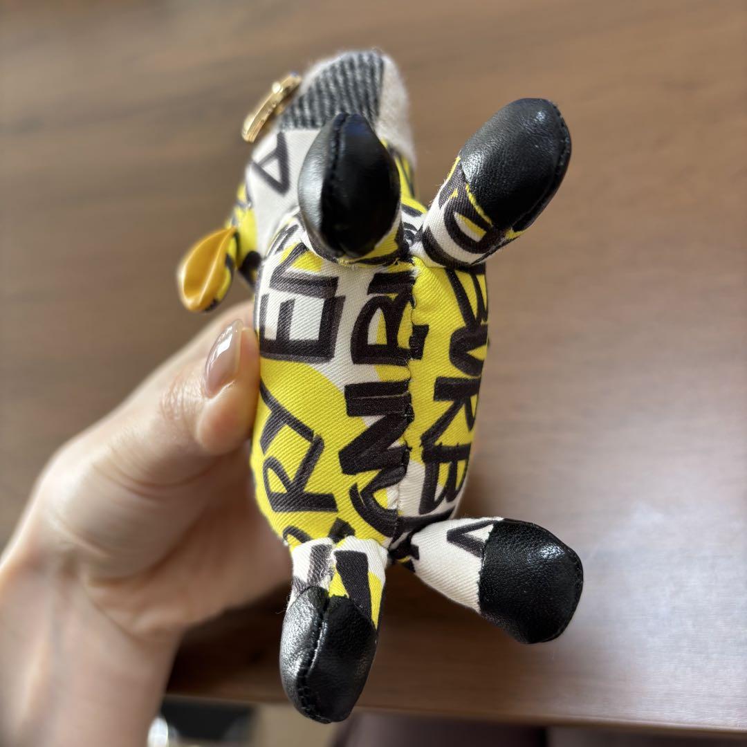 BURBERRY バーバリー ロゴグラフィティバッグチャーム 羊 マスコット BURBERRY バーバリー ロゴグラフィティバッグチャーム 羊 マスコット