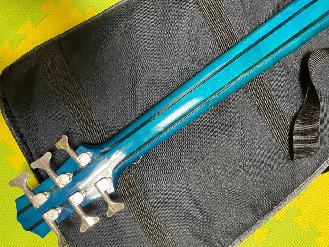 青い6弦エレキベース ギグバッグ付き 青い6弦エレキベース ギグバッグ付き
