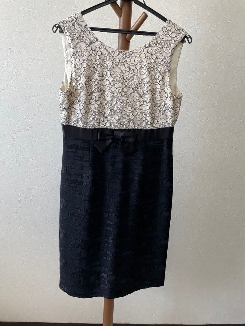 エレガントなレースと黒スカートのドレス