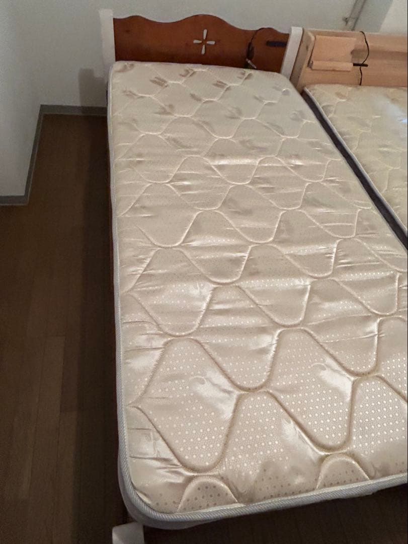 木製シングルベットフレーム マットレスセット コンセント付きベッド目立った傷や汚れなし