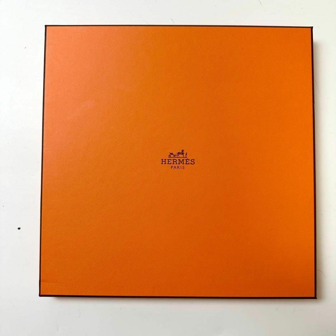 エルメス　カレ90 フォーブルの切手愛好家　スカーフ カレ 90 《フォーブルの切手愛好家》 | Hermès - エルメス-公式