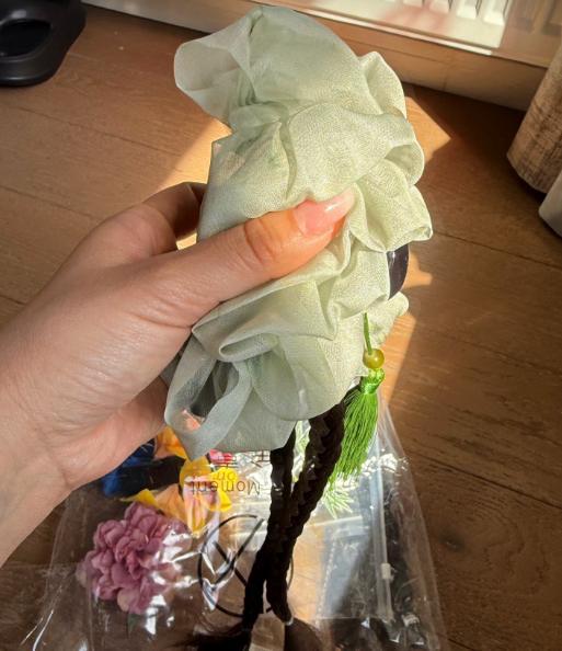 薄緑色フリルシュシュ