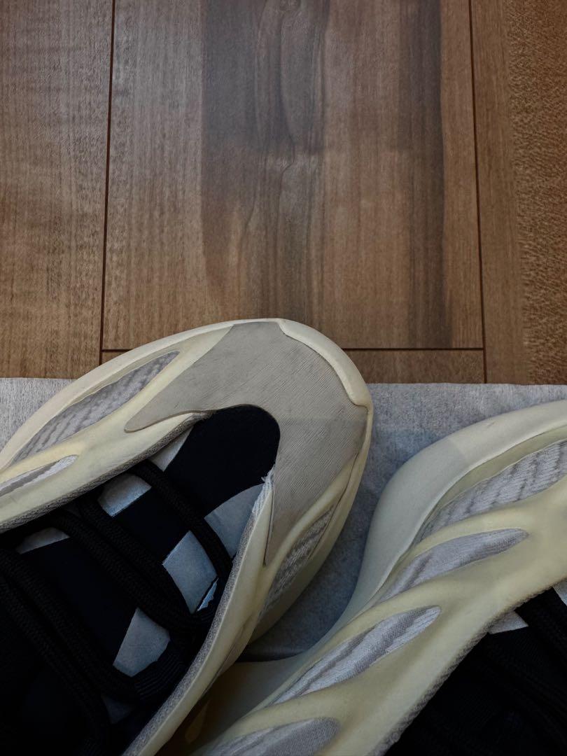 adidas Yeezy Boost 700 V3 ‘Azarl’(箱無し)