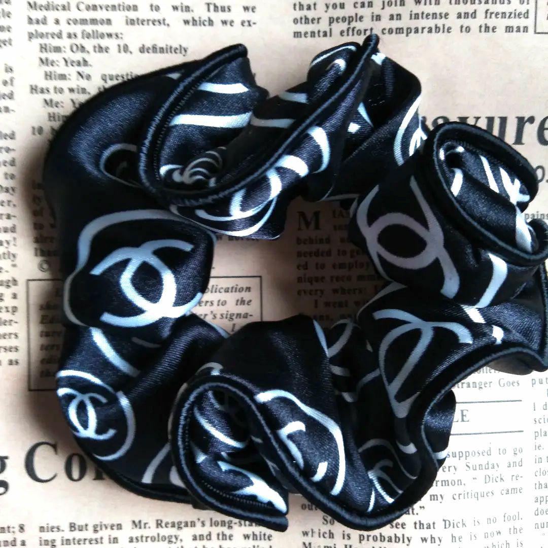 CHANEL ロゴ入りシュシュ ホワイト/ブラックノベルティ非売品 CHANEL ロゴ入りシュシュ ホワイト/ブラックノベルティ非売品