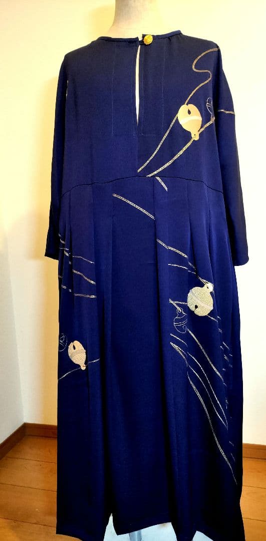 ちりめんのリメイクワンピース　金の鈴の模様はアップリケで付けているところと刺繍