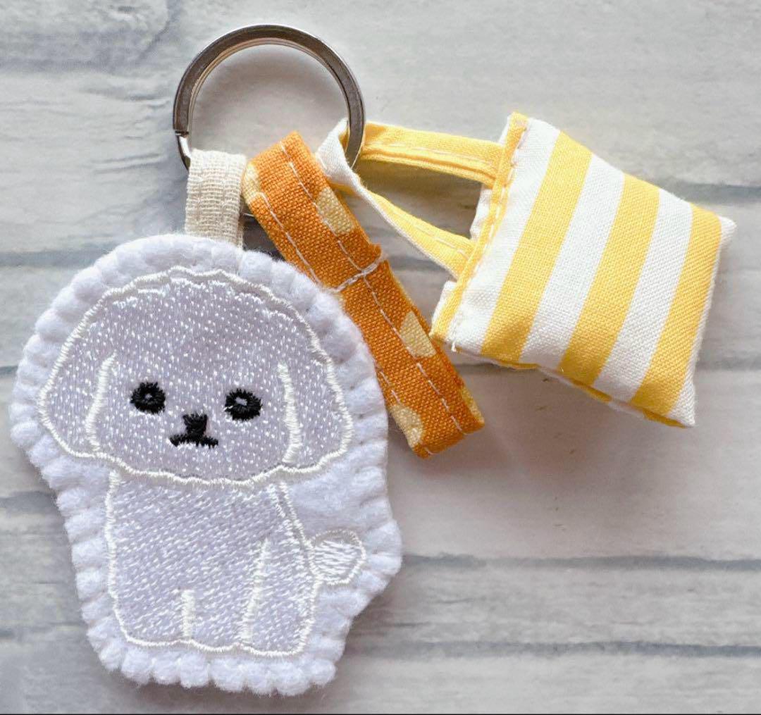 ハンドメイド　刺繍　ワッペン　ブローチ　ストラップ　ミニバッグキーホルダー付き