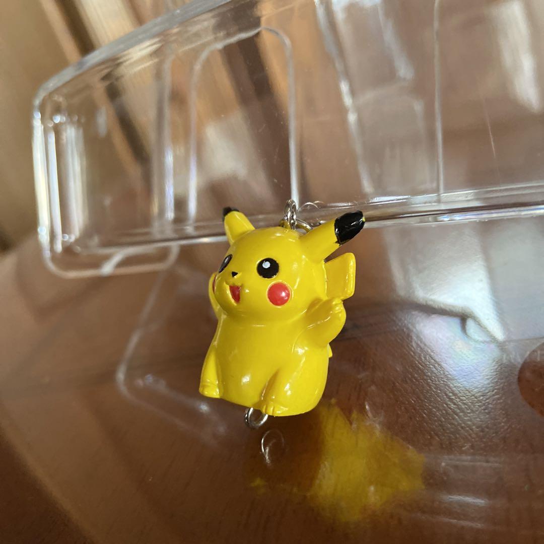 ポケモン　ピカチュウ 缶　チャーム　フィギュア セ～ル❕ ポケモンピカチュウ缶バッチ&メタルチャーム2個セット