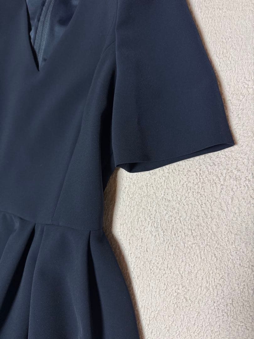 ネイビー Vネック 半袖 ひざ丈ワンピース