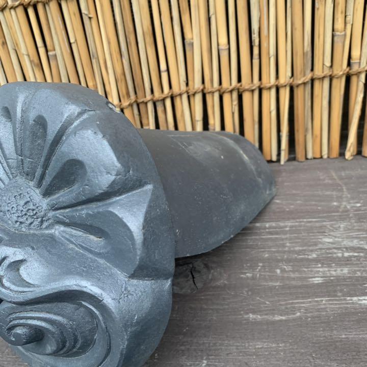 【再入荷！】 ② 菊に波 巴瓦 置物