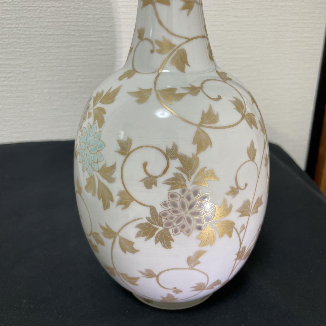 花器 九谷錦山 金彩色絵 蝶花唐草文 花瓶 人間国宝　箱あり　新品未使用品 花器 九谷錦山 金彩色絵 蝶花唐草文 花瓶 人間国宝 箱あり 新品