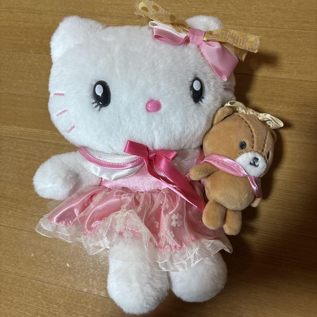 USJ限定　ハローキティ ぬいぐるみ デニムドレス USJ限定】ハローキティ ぬいぐるみ ユニバ ドレスキティ - メルカリ